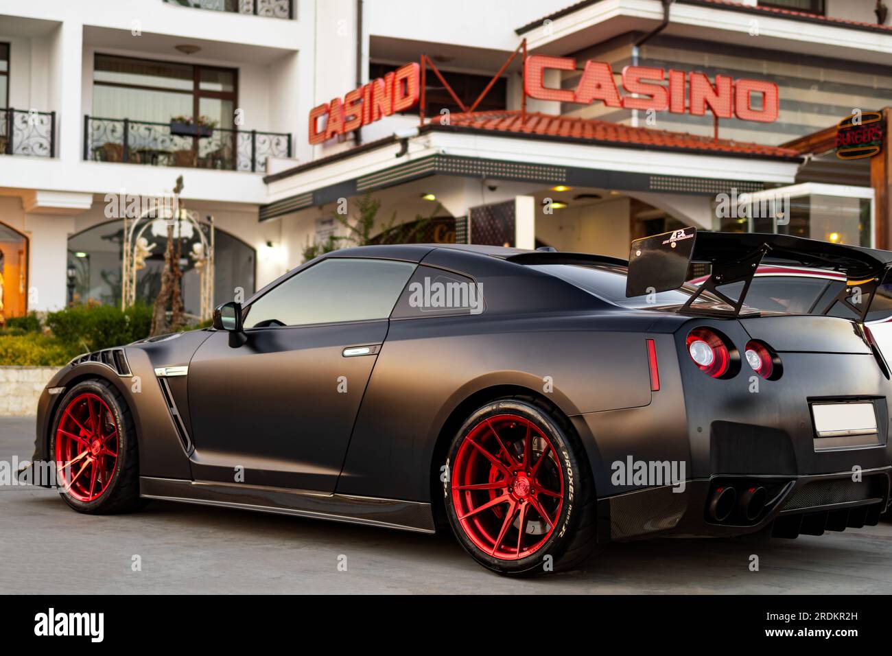 Marina Dinevi, Sveti Vlas, Burgas, Bulgarien - 07,212023. Blick auf einen schwarzen Nissan GTR. Japanischer Supersportwagen. Stockfoto