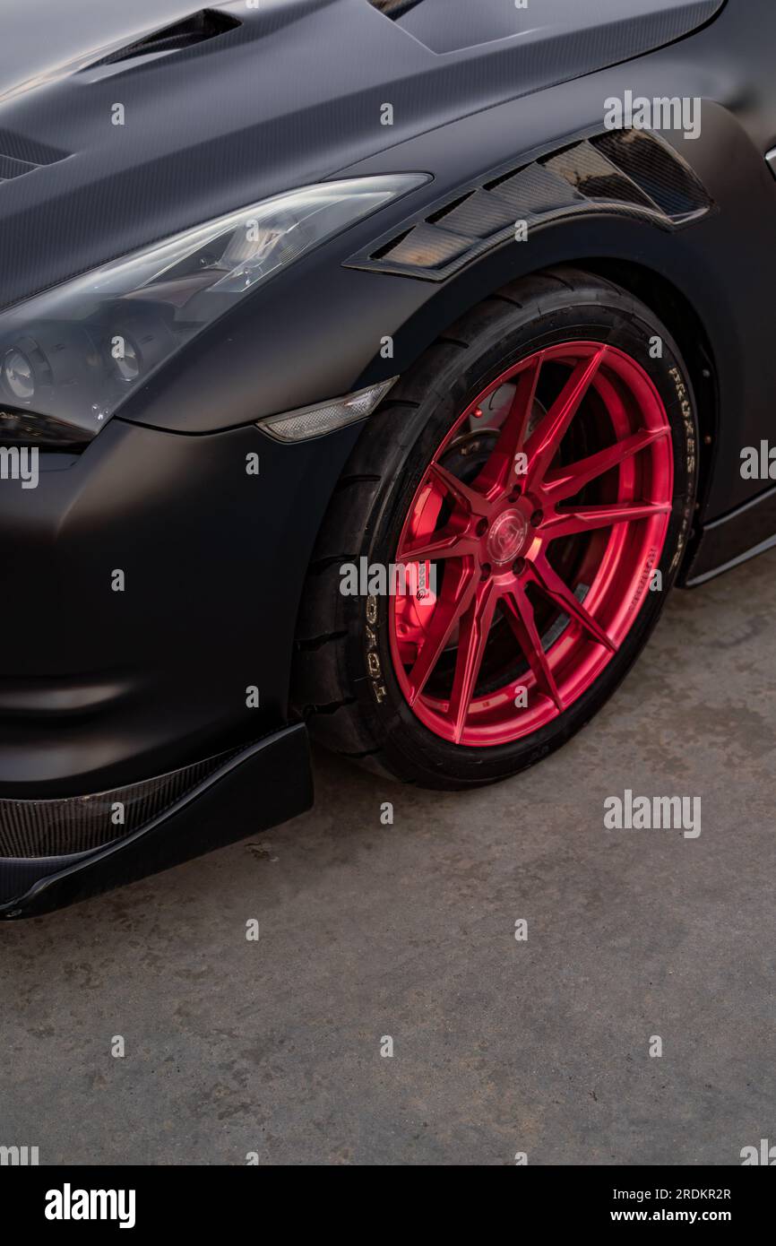 Marina Dinevi, Sveti Vlas, Burgas, Bulgarien - 07,212023. Blick auf einen schwarzen Nissan GTR. Japanischer Supersportwagen. Stockfoto