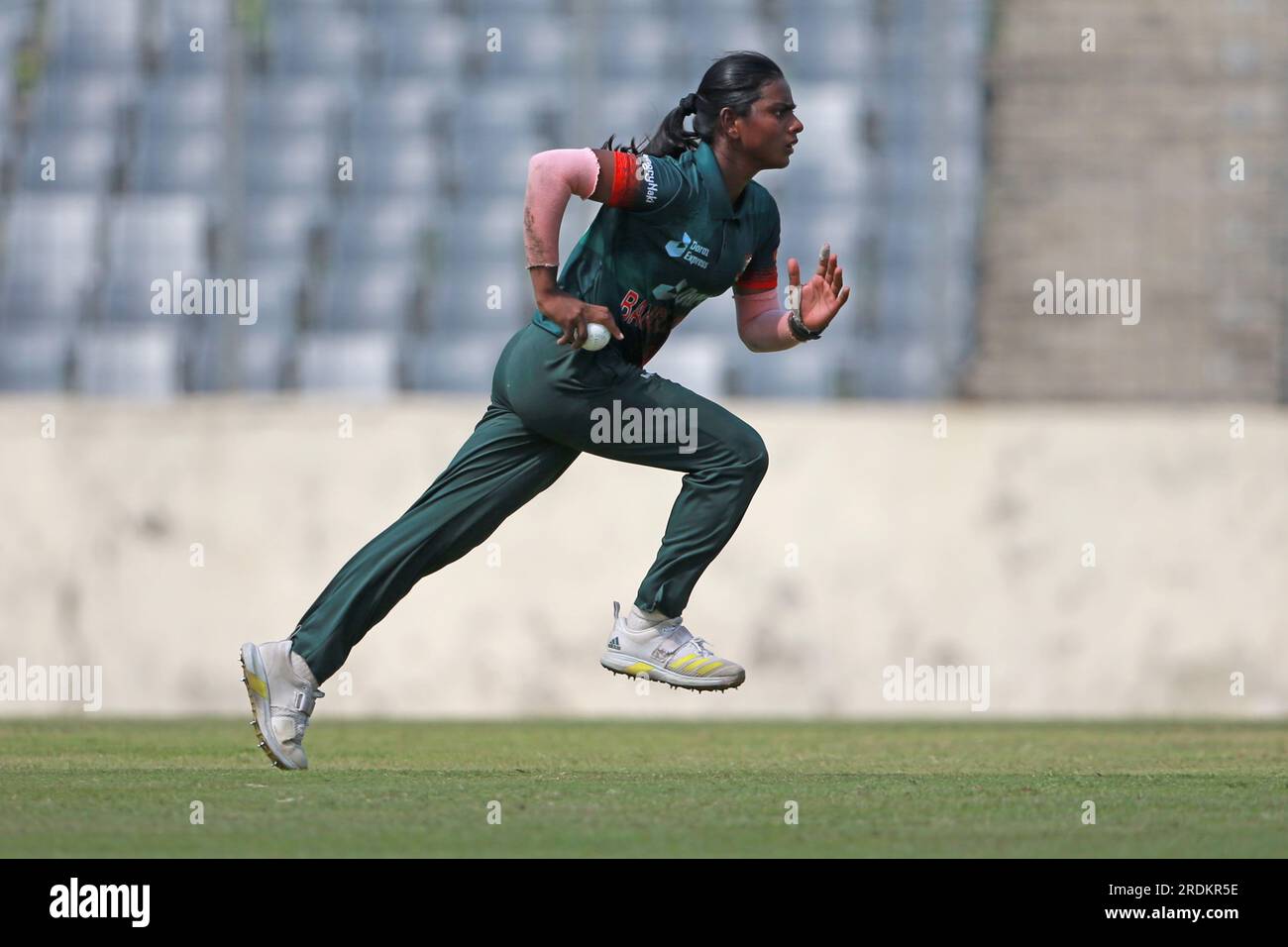 Marufa Akter Bowling während des dritten und letzten One Day International (ODI)-Spiels von Bangladesch Women-India Women in drei Spielreihen beim Sher-e-Bang Stockfoto