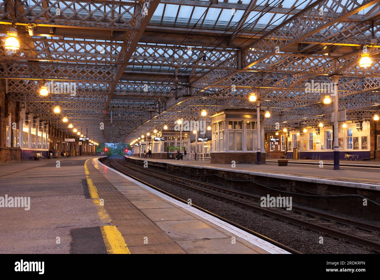 Bahnhof Paisley Gilmour Street in der Abenddämmerung Stockfoto