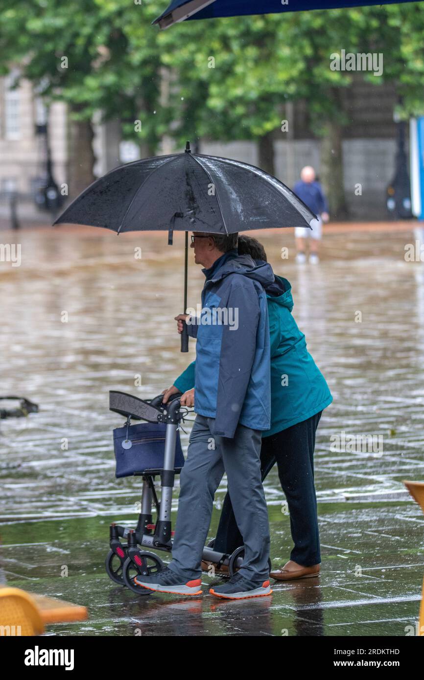 Preston Lancashire. UK Weather 22. Juli 2023. Sommerverkäufe, Geschäfte und Einkäufer an regnerischen Tagen im Stadtzentrum. Wettervorhersage: „Regen, manchmal heftig, bis Samstag und Sonntag, kann zu Störungen führen, insbesondere bei Veranstaltungen im Freien. Kredit: MediaWorldImages/AlamyLiveNews Stockfoto