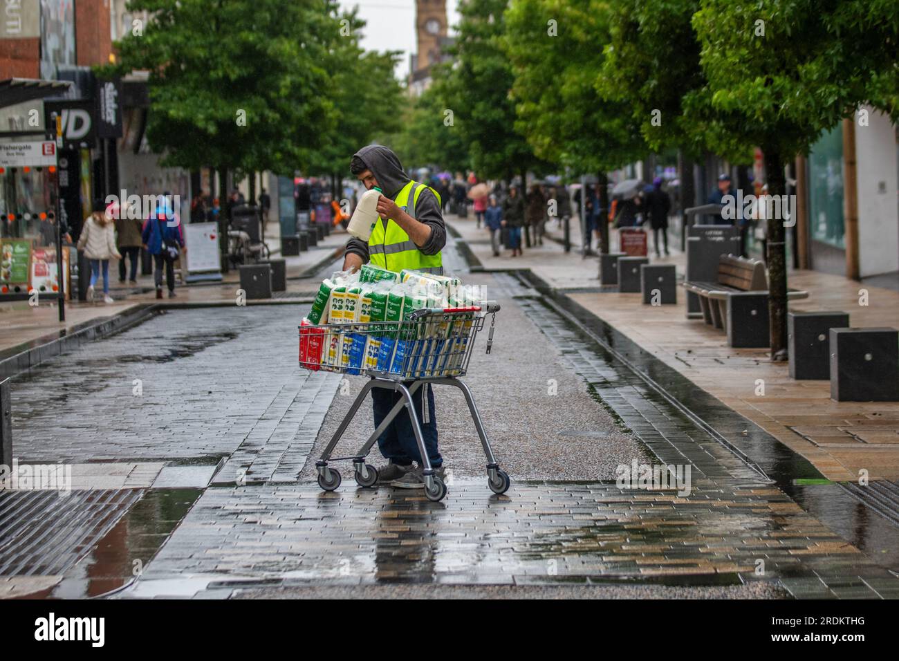 Preston Lancashire. UK Weather 22. Juli 2023. Freshways Milch, täglicher Fahrer-Service zum Costa Coffe Shop in Fishergate. Wettervorhersage: „Regen, manchmal heftig, bis Samstag und Sonntag, kann zu Störungen führen, insbesondere bei Veranstaltungen im Freien. Kredit: MediaWorldImages/AlamyLiveNews Stockfoto