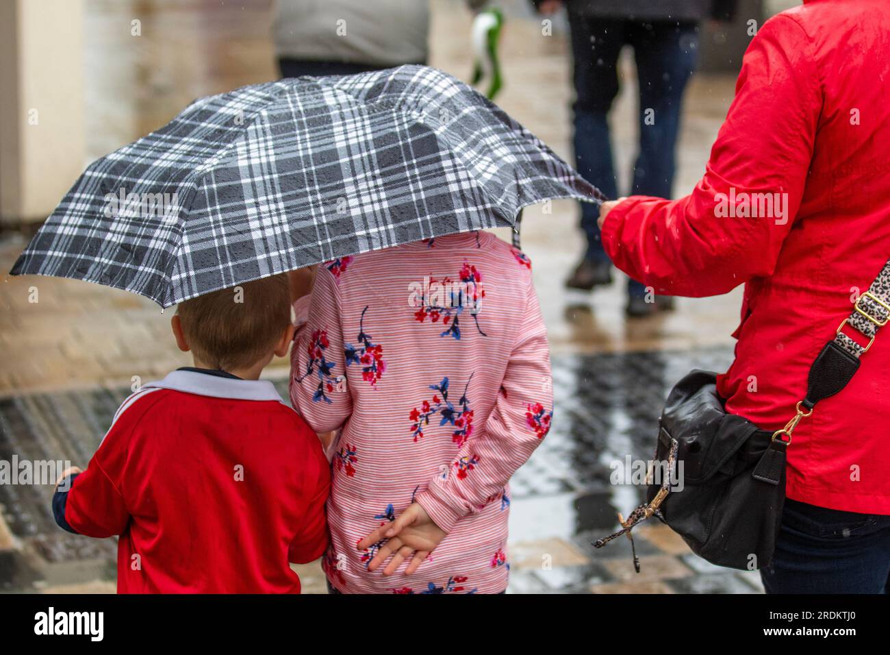 Preston Lancashire. UK Weather 22. Juli 2023. Sommerverkäufe, Geschäfte und Einkäufer an regnerischen Tagen im Stadtzentrum. Wettervorhersage: „Regen, manchmal heftig, bis Samstag und Sonntag, kann zu Störungen führen, insbesondere bei Veranstaltungen im Freien. Kredit: MediaWorldImages/AlamyLiveNews Stockfoto