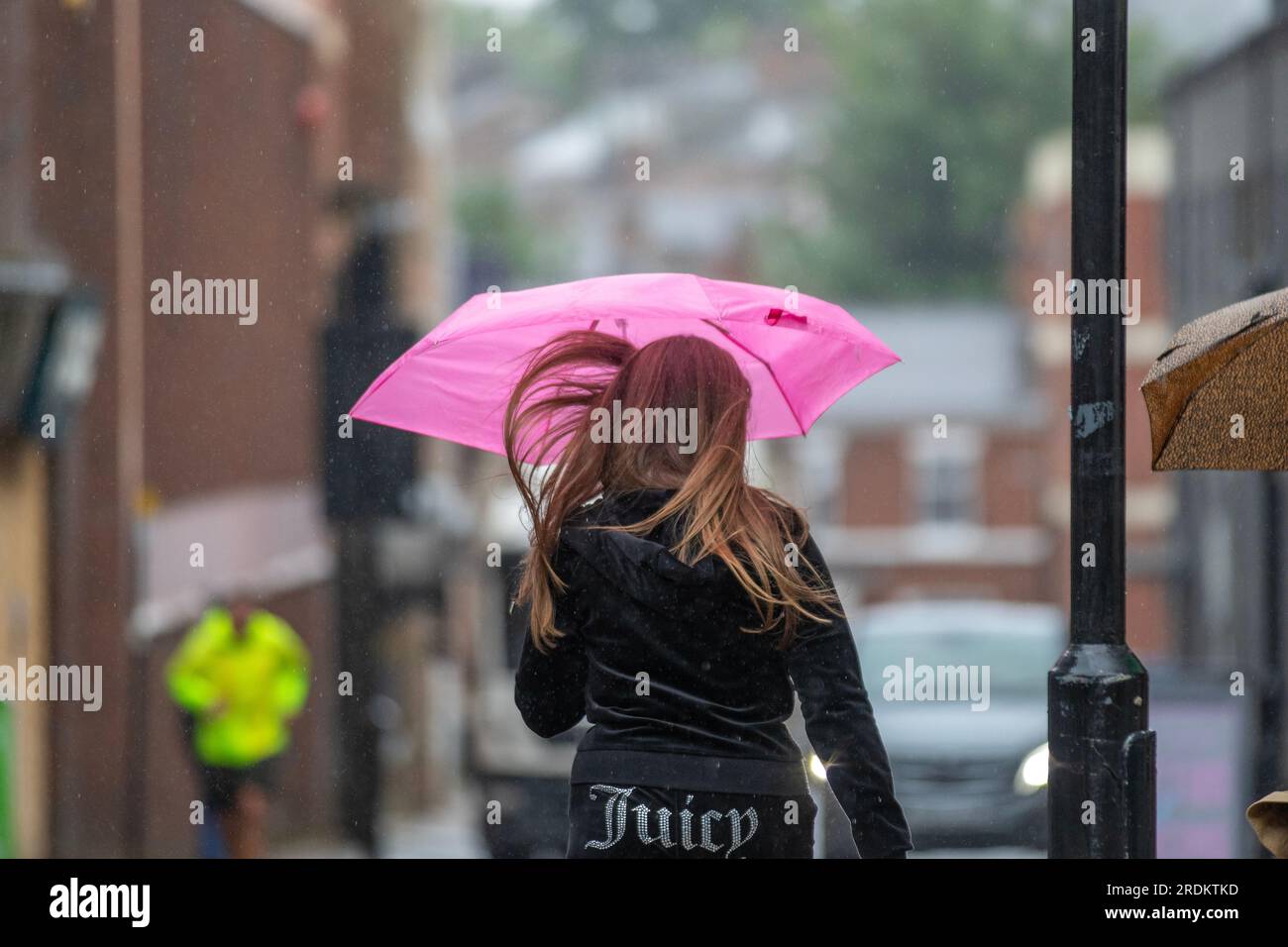 Preston Lancashire. UK Weather 22. Juli 2023. Sommerverkäufe, Geschäfte und Einkäufer an regnerischen Tagen im Stadtzentrum. Wettervorhersagen sagen: "Regen, manchmal heftig, bis Sonntag, wird wahrscheinlich einige Störungen verursachen, insbesondere bei Veranstaltungen im Freien. Kredit: MediaWorldImages/AlamyLiveNews Stockfoto