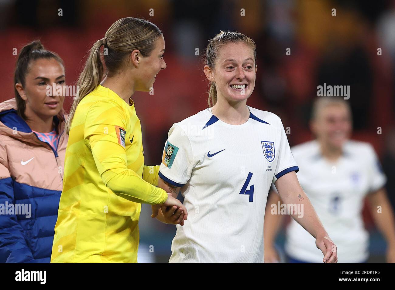 Keira Walsh #4 von England und Mary Earps #1 von England voller Lächeln, nachdem sie 1-0 bei der FIFA Women's World Cup 2023 Group D England Women vs Haiti Women im Suncorp Stadium, Brisbane, Australien, gewonnen haben, am 22. Juli 2023 (Foto von Patrick Hoelscher/News Images) in, am 7./22. Juli 2023. (Foto: Patrick Hoelscher/News Images/Sipa USA) Guthaben: SIPA USA/Alamy Live News Stockfoto