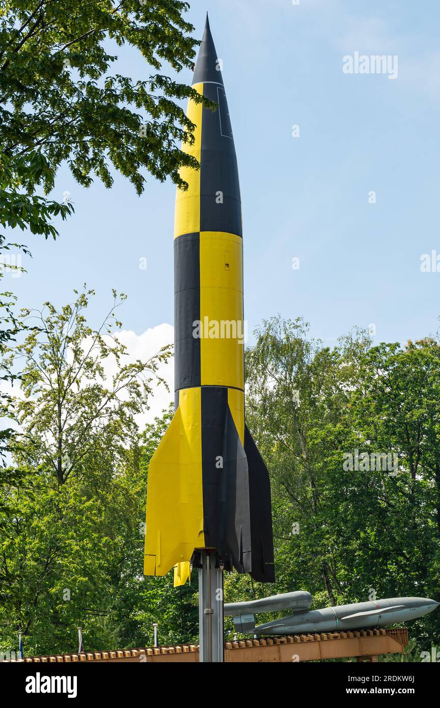 Die V-2-Rakete im Blockhaus d'éperlecques in Frankreich. Diese Rakete wurde während des Zweiten Weltkriegs in Nazideutschland als Rachewaffe entwickelt. Stockfoto