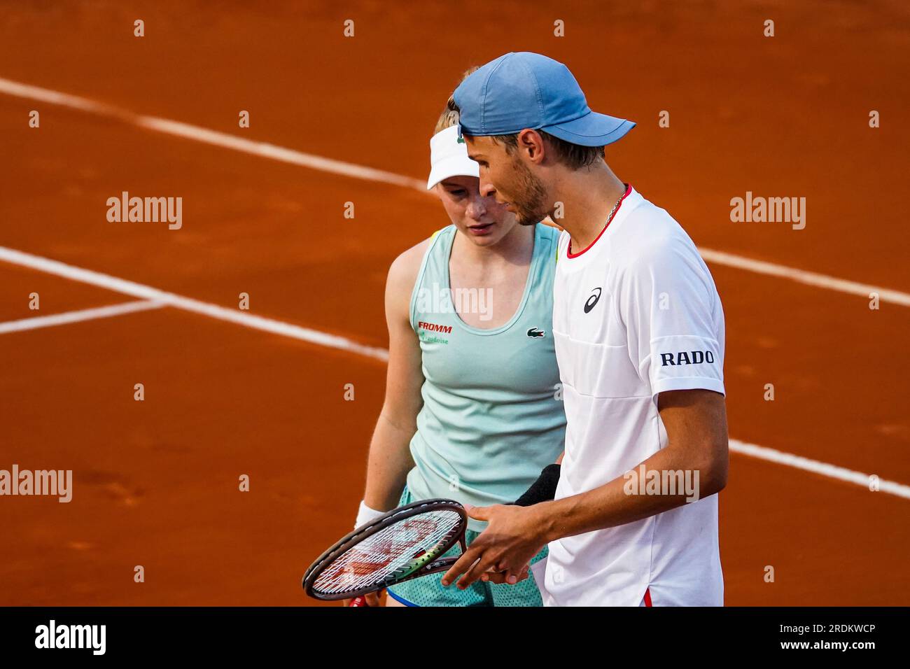 21. Juli 2023, Nizza, Provence-Alpes-CÃ d'Azur, FRANKREICH: LEANDRO RIEDI und CELINE NAEF für das Schweizer Team gegen ALIZE CORNET und RICHARD GASQUET für das französische Team, während des gemischten Doppelspiels beim Hopman Cup 2023, ITF World Mixed Team Championships am 21. Juli 2023 im Nice Lawn Tennis Club in Nizza, Frankreich. (Kreditbild: © Emilie Lohmann/ZUMA Press Wire) NUR REDAKTIONELLE VERWENDUNG! Nicht für den kommerziellen GEBRAUCH! Stockfoto