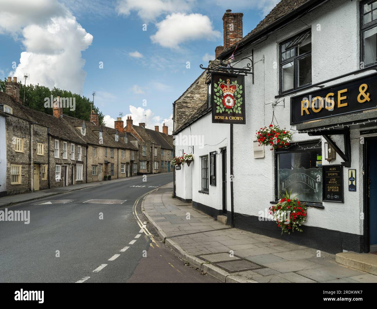 Das Rose & Crown Public House an der High Street in der malerischen Marktstadt Malmesbury, Wiltshire, England. Stockfoto