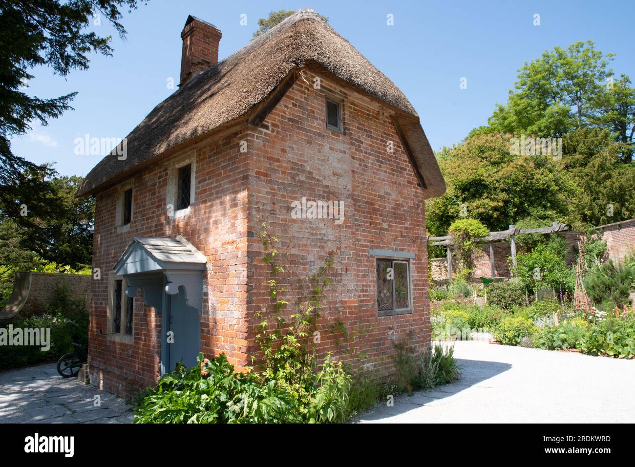 Strohgedeckte Hütte im ummauerten Garten des Newt Somerset Stockfoto