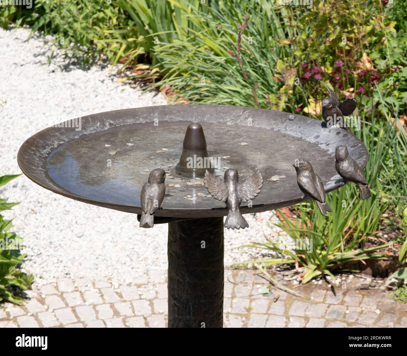 Vogelbad im Garten des Newt Somerset Stockfoto
