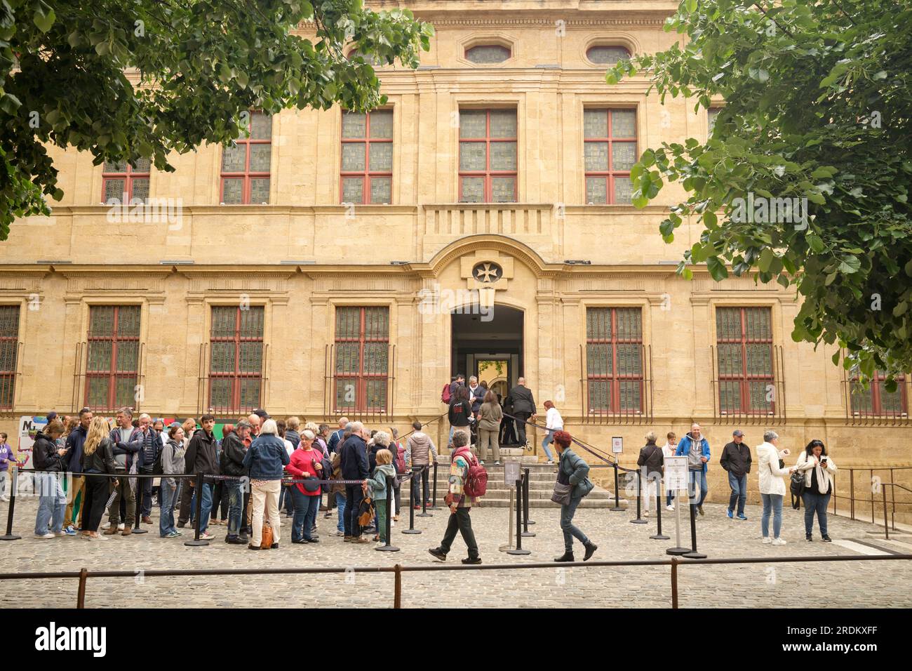 Vor dem Musée Granet Aix en Provence Frankreich stehen Besucher in der Schlange Stockfoto