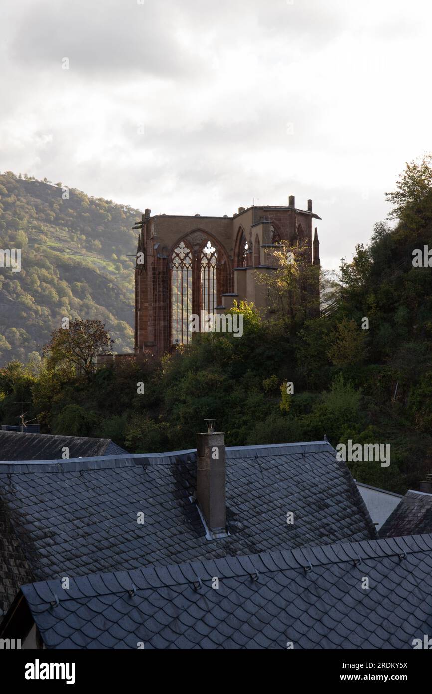 Ruhige Schönheit: Majestätische deutsche Kirchenruinen inmitten der Umarmung der Natur. Ein fesselnder Einblick in die Überreste der Geschichte, harmonisch in das Bild integriert Stockfoto