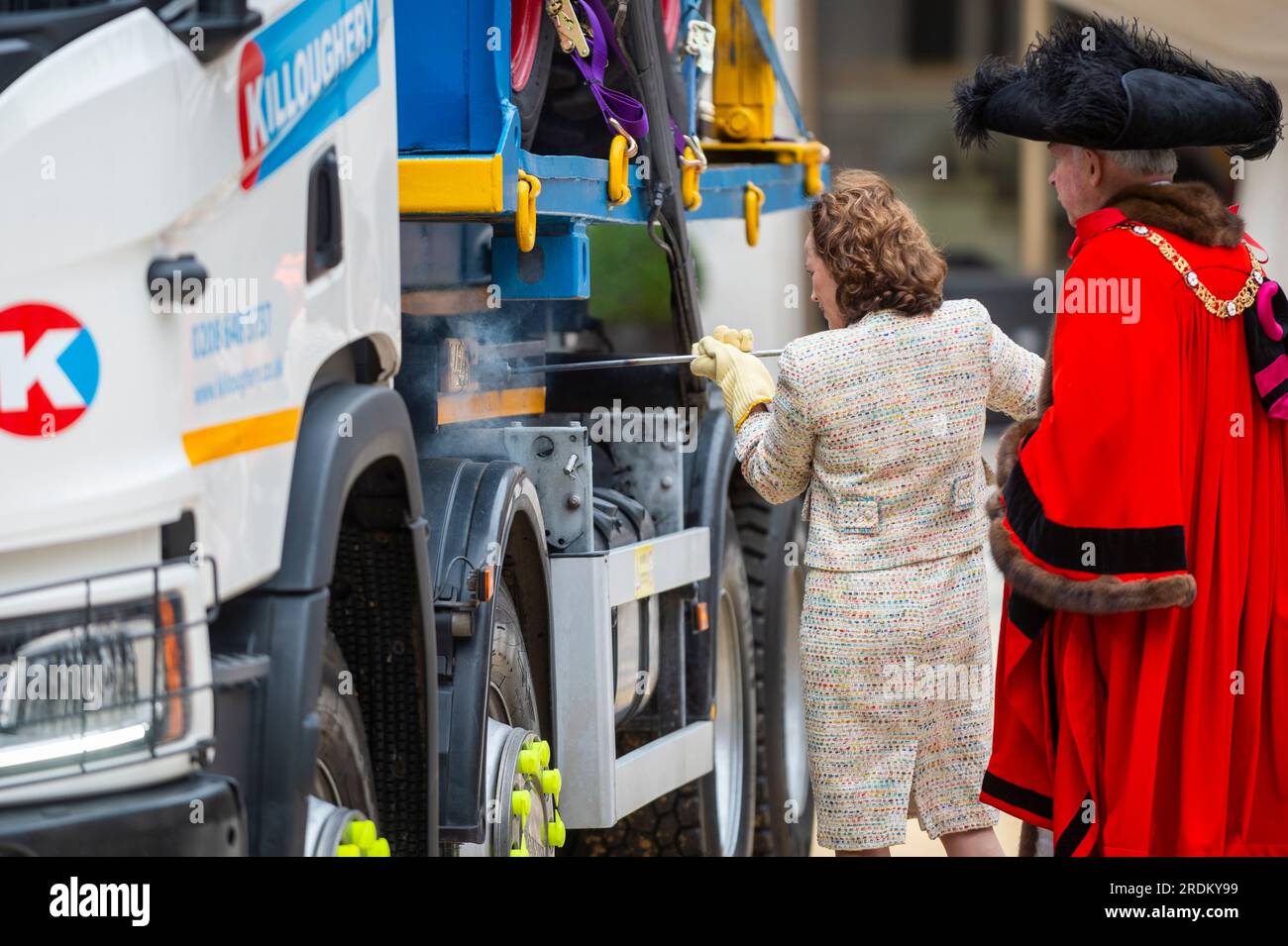 London, Großbritannien. 22. Juli 2023 Eines von vielen traditionellen bis modernen Fahrzeugen nimmt an der Wagenmarkierung in Guildhall Yard Teil. Die Veranstaltung geht über 750 Jahre zurück bis in die frühen Tage der City of London mit der Regulierung von Pferden und Karren. Sheriffs, Master Carman, Two Wardens und Master Glover in traditionellen Bademänteln kennzeichnen jedes Fahrzeug mit einem rothermetischen Eisen, einem Ritual namens Cart Marking (im Bild). Kredit: Stephen Chung / Alamy Live News Stockfoto