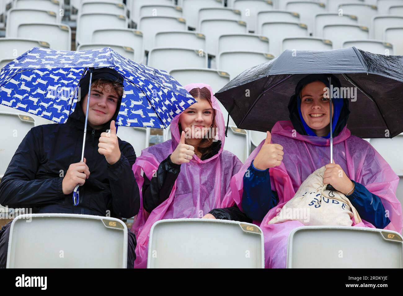 Manchester, Großbritannien. 22. Juli 2023. Cricket-Fans, die darauf warten, dass der Regen aufhört, bevor das LV= Insurance Ashes Test Series Fourth Test Day Four Match England gegen Australien in Old Trafford, Manchester, Großbritannien, 22. Juli 2023 (Foto von Conor Molloy/News Images) am 7./22. Juli 2023 in Manchester, Großbritannien, stattfindet. (Foto: Conor Molloy/News Images/Sipa USA) Guthaben: SIPA USA/Alamy Live News Stockfoto