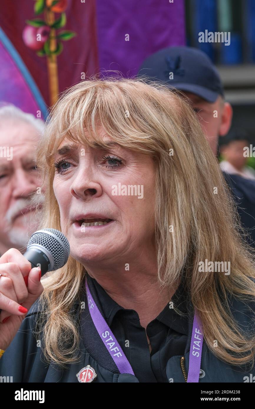 Lynda Rooke spricht auf der Equity Union Rally in London und steht ...