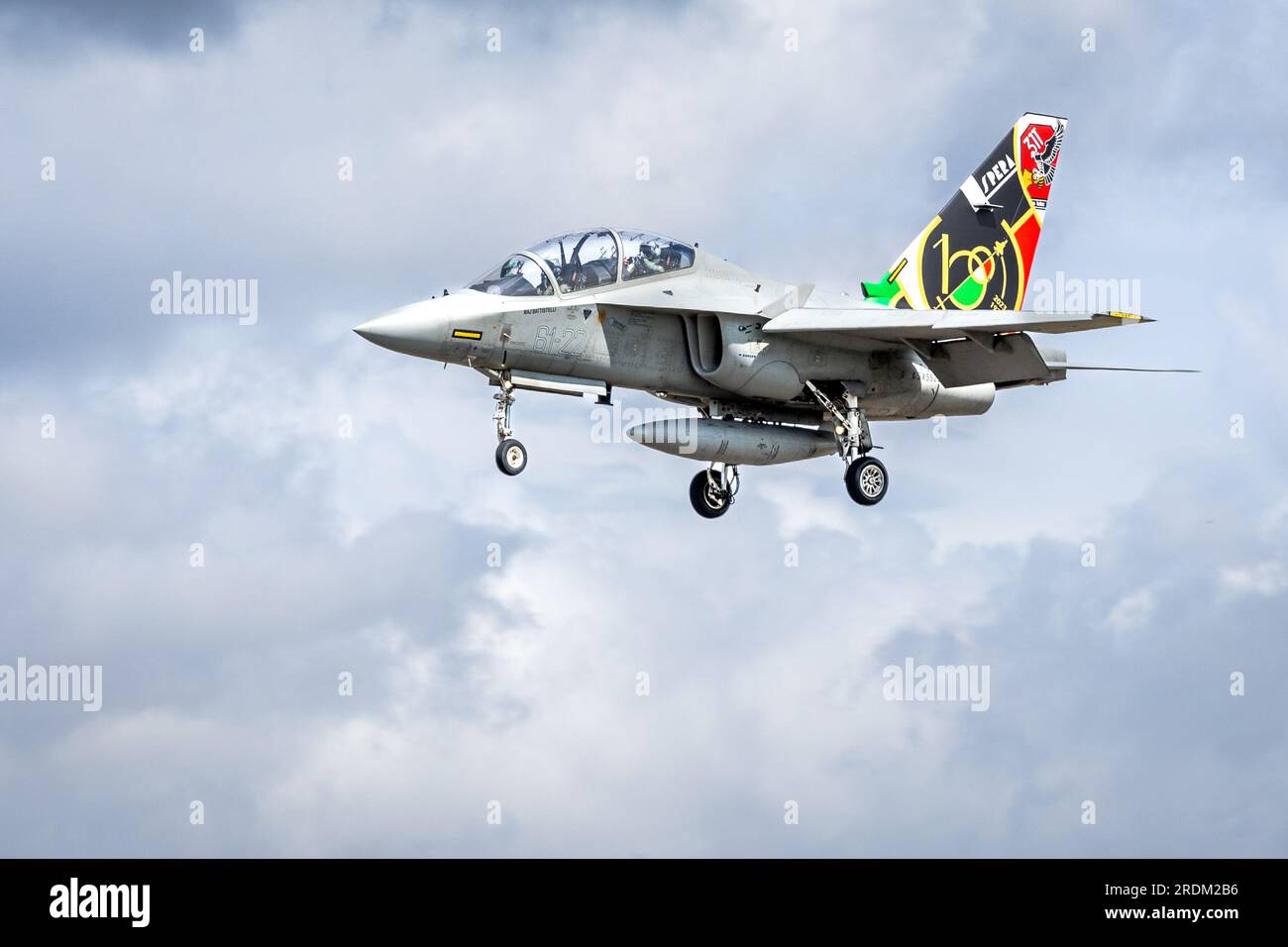 Alenia Aermacchi M-346 Master, mit einem speziellen Kunstwerk aus der Schwanzflosse zur Feier seines hundertjährigen Bestehens auf der Royal International Air Tattoo 2023. Stockfoto