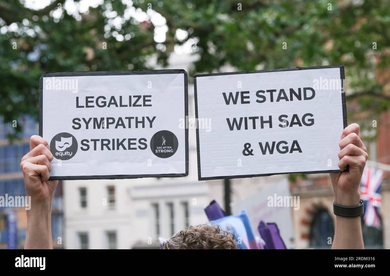 Schilder von Equity-Mitgliedern bei der Equity-Union-Rallye in London, in Solidarität mit den SAG-AFTRA-Akteuren, die in den USA streiken, für eine faire Bezahlung, Restzahlungen Stockfoto