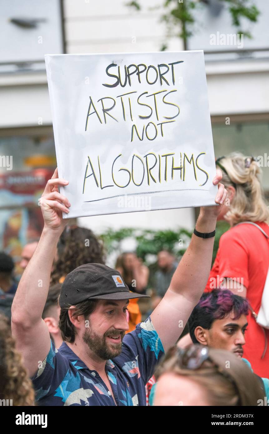 Schilder von Equity-Mitgliedern bei der Equity-Union-Rallye in London, in Solidarität mit den SAG-AFTRA-Akteuren, die in den USA streiken, für eine faire Bezahlung, Restzahlungen Stockfoto