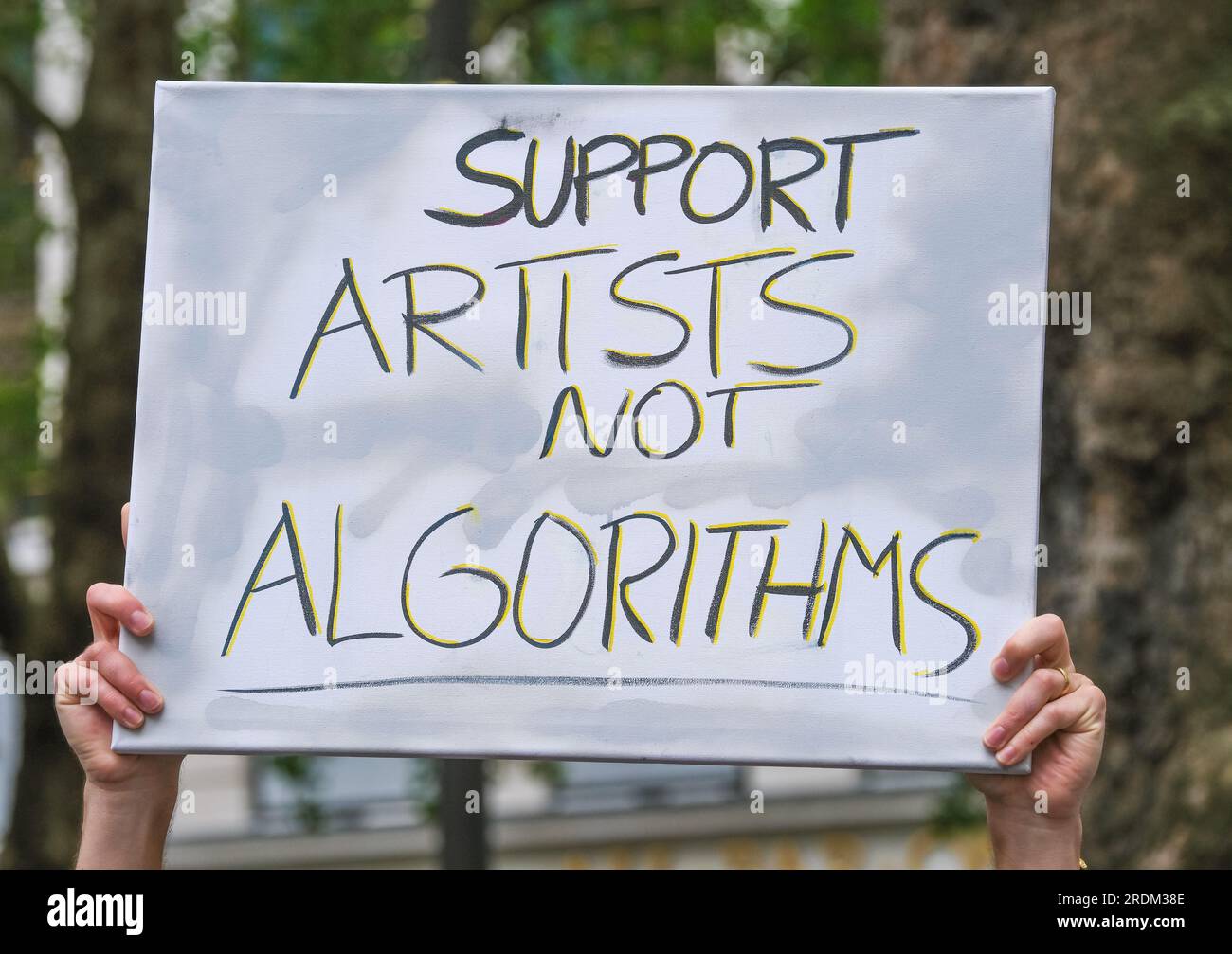 Schilder von Equity-Mitgliedern bei der Equity-Union-Rallye in London, in Solidarität mit den SAG-AFTRA-Akteuren, die in den USA streiken, für eine faire Bezahlung, Restzahlungen Stockfoto