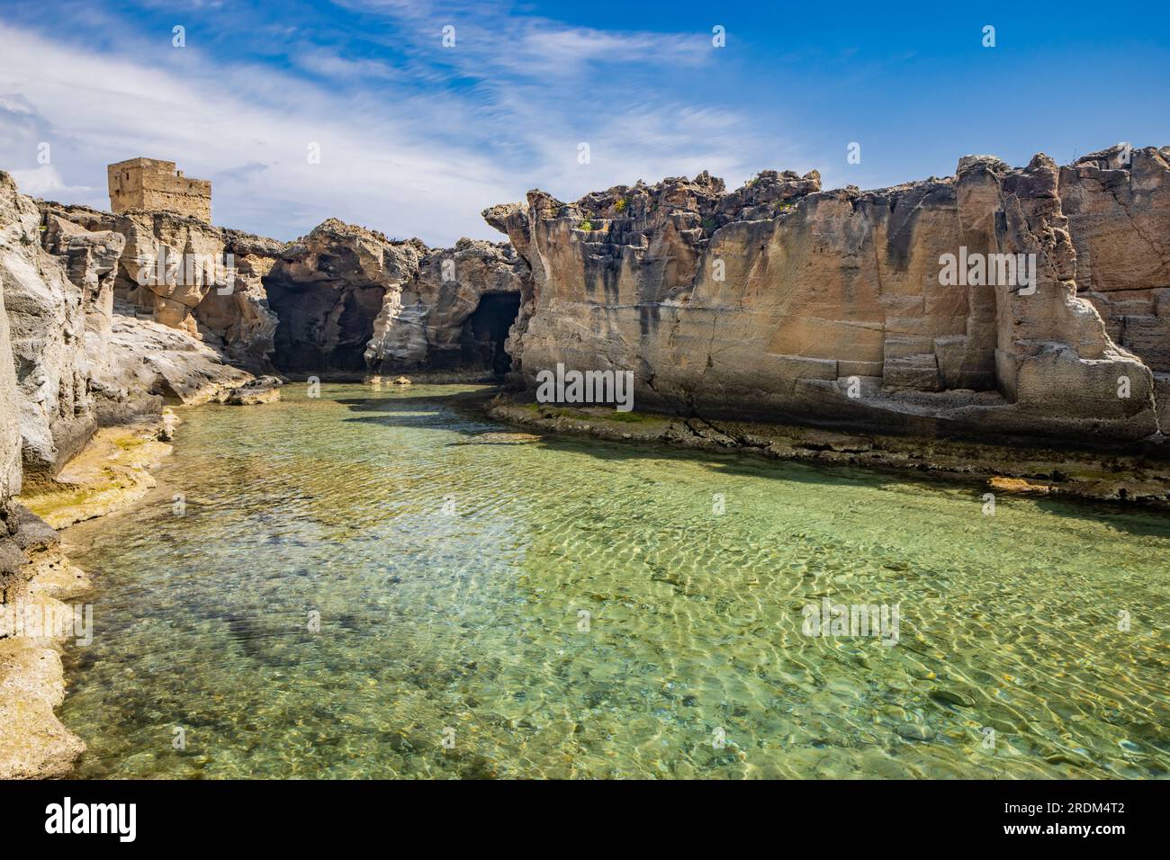 Die fantastischen natürlichen Pools von Marina Serra, in Apulien, Salento, Tricase. Das klare und kristallklare türkisfarbene Meer zwischen den felsigen Klippen. Der blaue Himmel Stockfoto