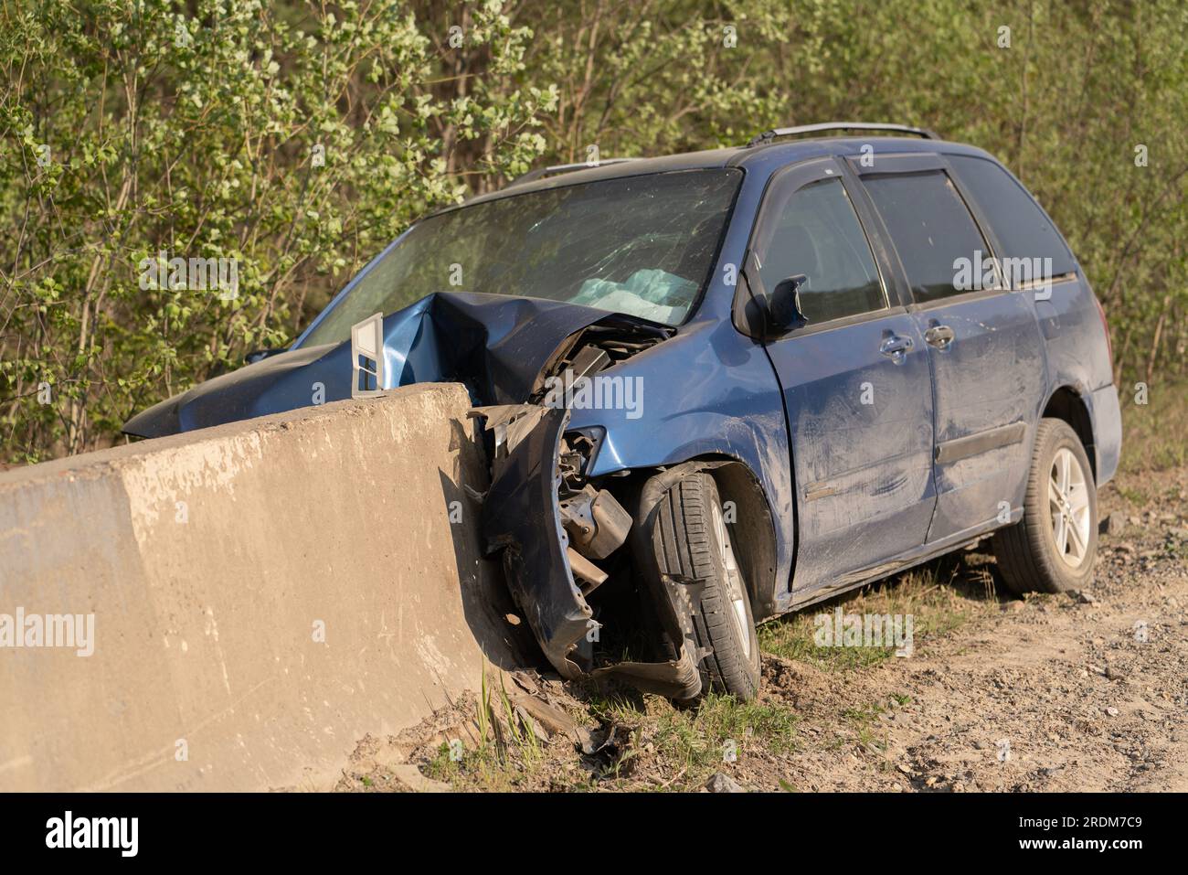 Absturz. Das Auto ist gegen einen Betonzaun gefahren. Schaden- und Kfz-Versicherung Stockfoto