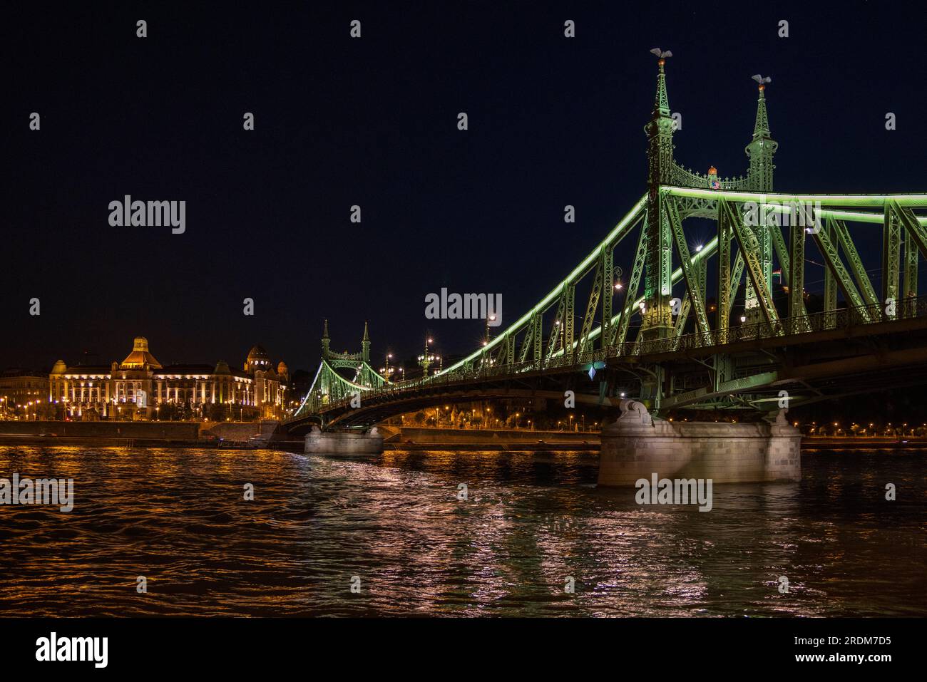 Die beleuchtete Freiheitsbrücke über der Donau zwischen Buda und Pest mit dem Gellert Hotel im Hintergrund, Budapest, Ungarn Stockfoto