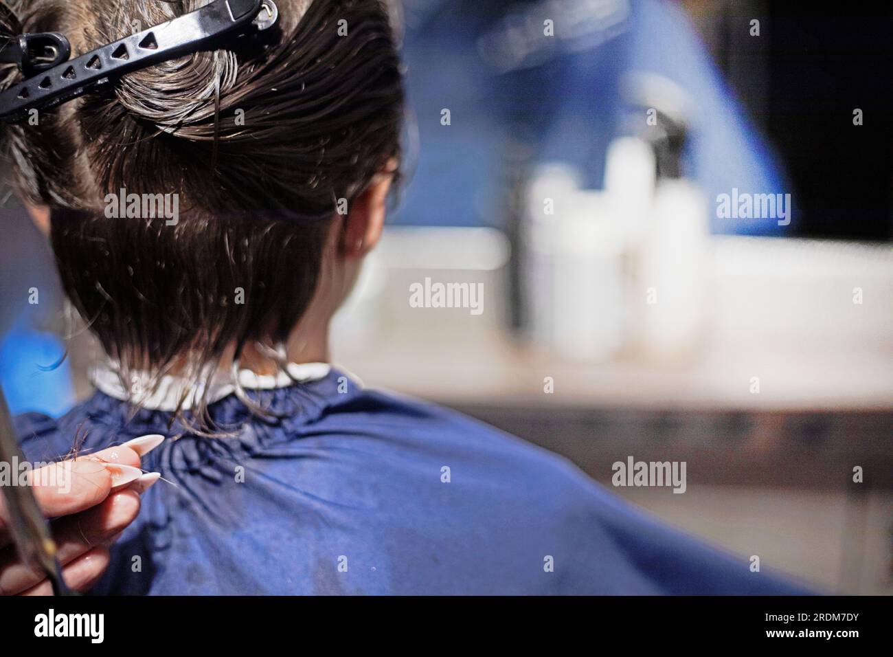 Barbeshopper schneidet einem Teenager mit einer Klinge den Rücken. Mode Und Style Stockfoto