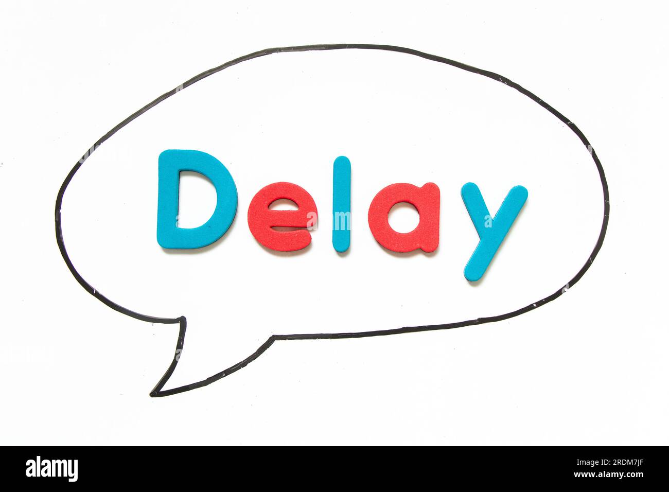 Buchstabe mit Wortverzögerung in schwarzer Handzeichnung als Sprechblase auf Whiteboard-Hintergrund Stockfoto