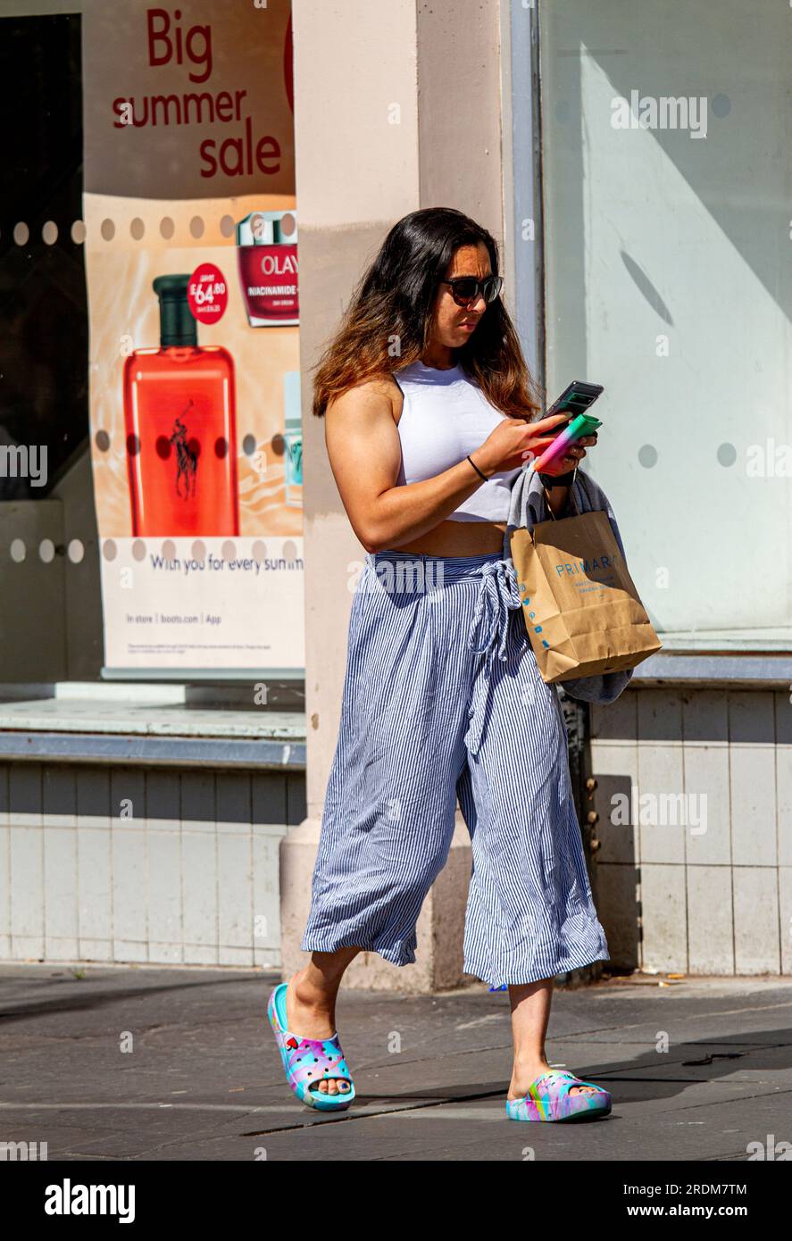 Dundee, Tayside, Schottland, Großbritannien. 22. Juli 2023. UK Weather: Das Wetter in Tayside, Schottland, ist sonnig und warm mit Temperaturen von bis zu 22°C. Stilvolle Damen verbringen das Wochenende im Stadtzentrum von Dundee und genießen die herrlich warme Sonnenstrahlung im Juli, während sie das Stadtleben genießen und für Sommerangebote einkaufen. Kredit: Dundee Photographics/Alamy Live News Stockfoto