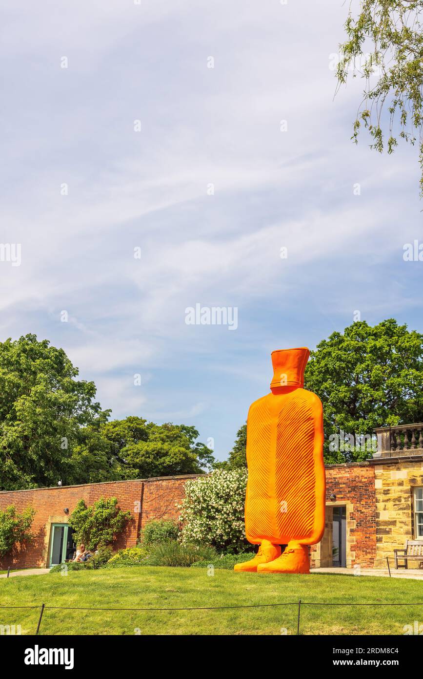 Big Mutter, 2015, Installation im Yorkshire Sculpture Park, Teil der Ausstellung Trap of the Truth des österreichischen Bildhauers Erwin Wurm. Stockfoto