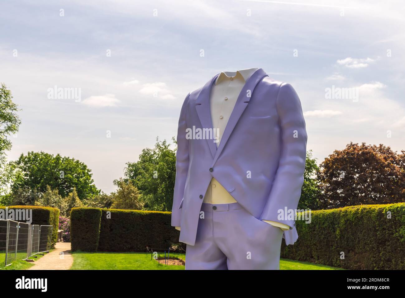 Installation von „Big Suit 2“ (2010-2016) im Yorkshire Sculpture Park, Teil der Ausstellung „Trap of the Truth“ des österreichischen Bildhauers. Stockfoto