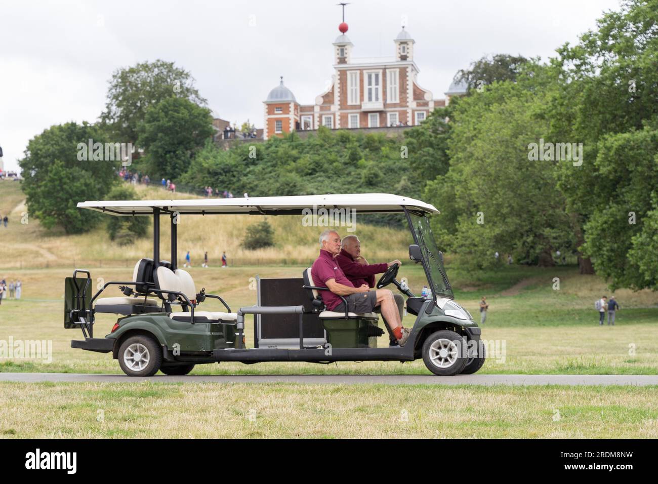 London Greenwich UK, 22. Juli 2023: Der London Greenwich Royal Park bietet freitags, samstags und sonntags einen kostenlosen Mobilitätsbuggy-Service an, der von Freiwilligen für Besucher des Parks betrieben wird. Kredit: Glosszoom/Alamy Live News Stockfoto