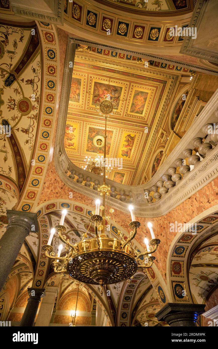 Die kunstvoll verzierten Dekorationen der ungarischen Staatsoper in Budapest, Ungarn Stockfoto