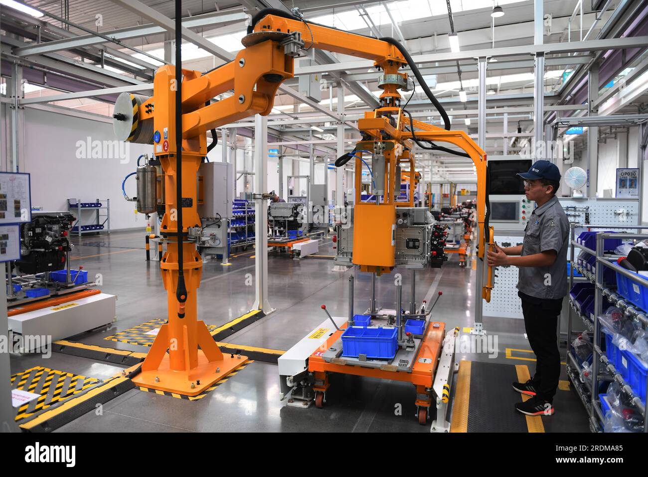 ZHANGJIAKOU, CHINA - 6. JULI 2023 - ein Mitarbeiter arbeitet an einer Produktionslinie für Wasserstoff-Brennstoffzellen in Zhangjiakou, Provinz Hebei, China, 6. Juli 2023. Stockfoto