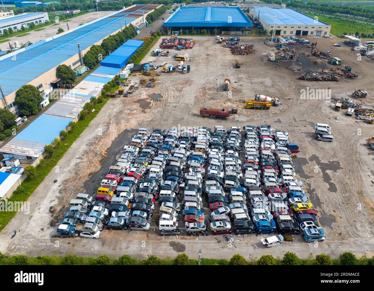 HUAI'AN, CHINA - 22. JULI 2023 - Arbeiter arbeiten an der Freiluft-Demontage von Subei Waste Automobile and Household Appliances Recycling Co., Ltd Stockfoto