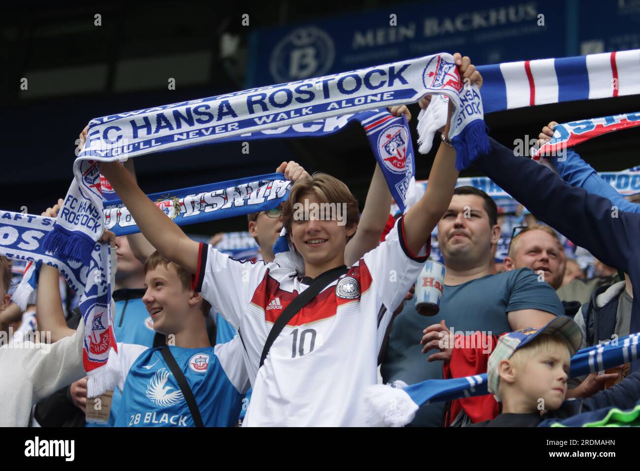 Rostock, Deutschland, 22, Juli 2023 Hansa Rostock Fans während F.C. Hansa Rostock gegen Sevilla F.C.. Kredit: Fabideciria. Stockfoto