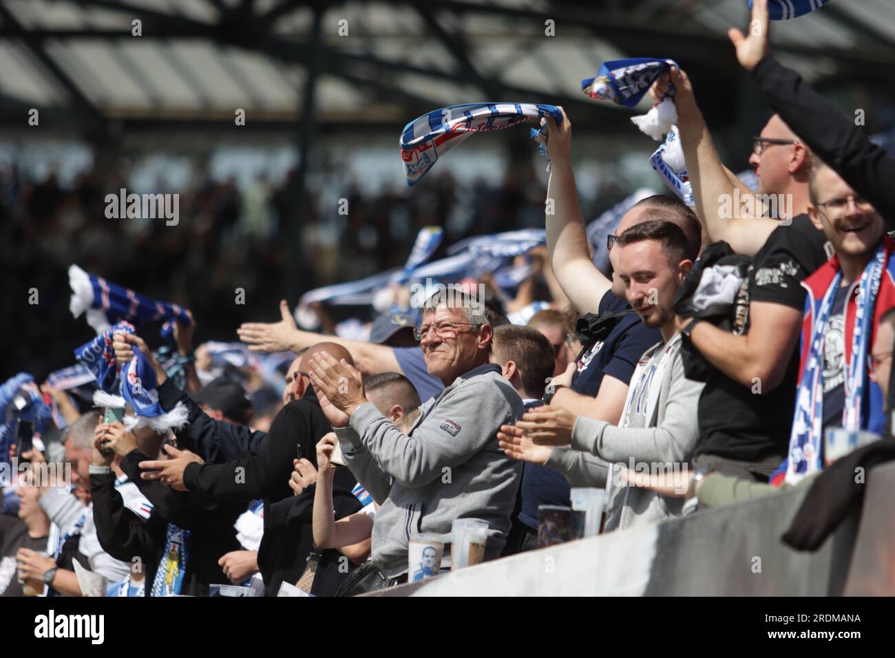 Rostock, Deutschland, 22, Juli 2023. Hansa Rostock-Fans feiern das Tor während des F.C. Hansa Rostock gegen Sevilla F.C.. Kredit: Fabideciria. Stockfoto