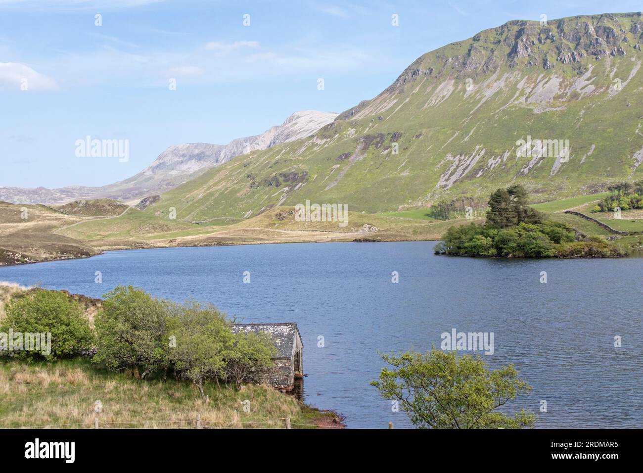 Entfernte Cadair Idris von Llynnau Cregennen / Cregennan Lakes, Nr Dolgellau, Eryri (Snowdonia) National Park, Nordwales, Großbritannien Stockfoto