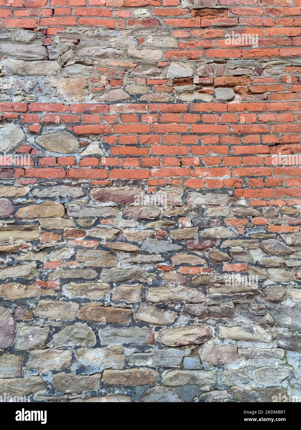 Ungewöhnlicher farbenfroher Hintergrund und Textur des Ziegelwerks der alten Mauer des antiken Gebäudes, Vollformat. Selektiver Fokus. Stockfoto Ungewöhnlicher farbenfroher Hintergrund und Textur des Ziegelwerks der alten Mauer des antiken Gebäudes, Vollformat. Selektiver Fokus. Stockfoto