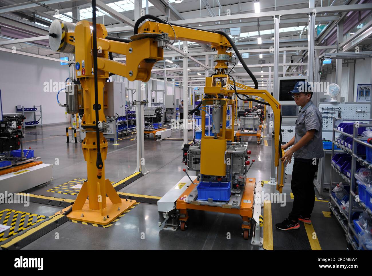 ZHANGJIAKOU, CHINA - 6. JULI 2023 - ein Mitarbeiter arbeitet an einer Produktionslinie für Wasserstoff-Brennstoffzellen in Zhangjiakou, Provinz Hebei, China, 6. Juli 2023. Stockfoto