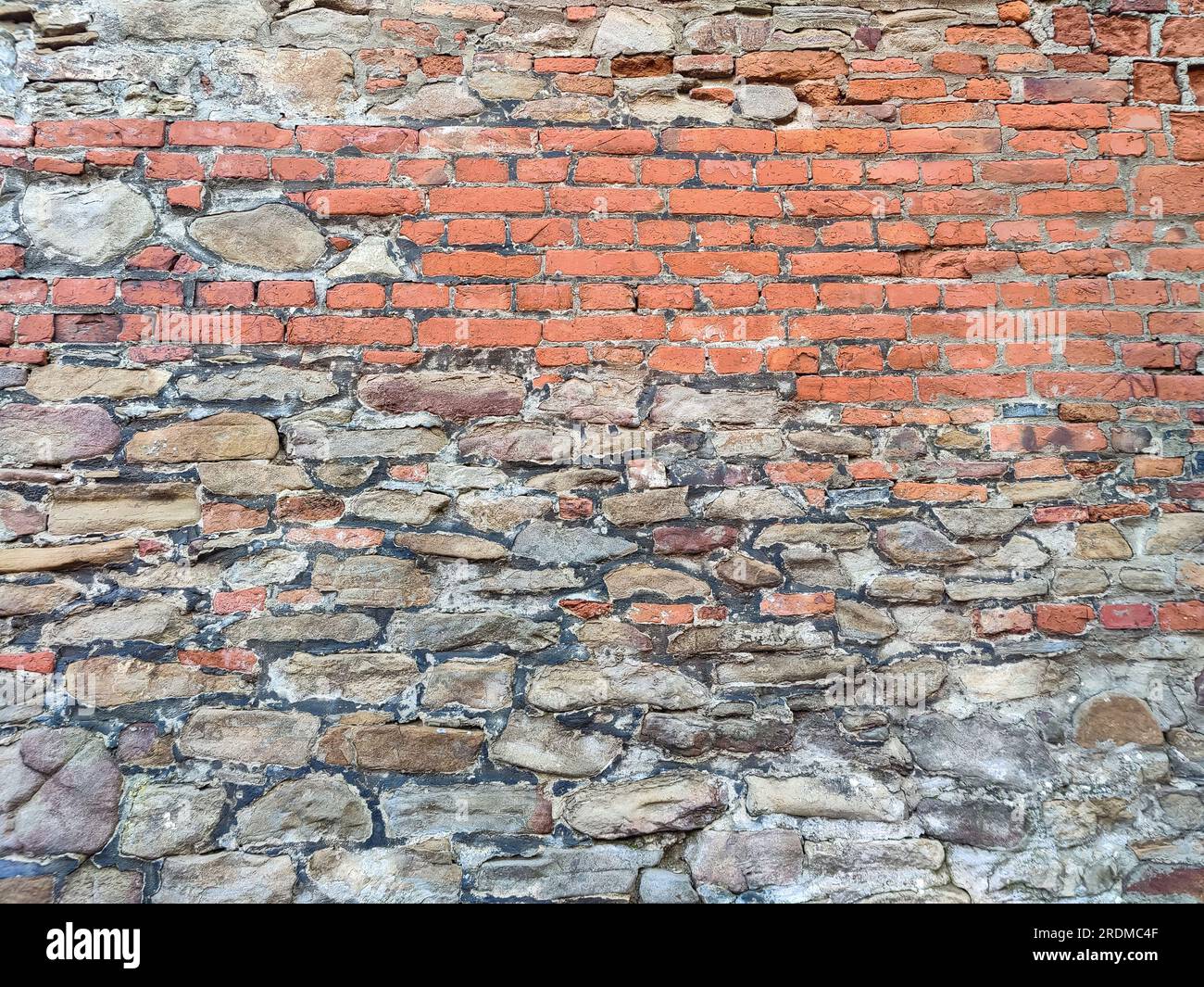 Ungewöhnlicher farbenfroher Hintergrund und Textur des Ziegelwerks der alten Mauer des antiken Gebäudes, Vollformat. Selektiver Fokus. Stockfoto Ungewöhnlicher farbenfroher Hintergrund und Textur des Ziegelwerks der alten Mauer des antiken Gebäudes, Vollformat. Selektiver Fokus. Stockfoto