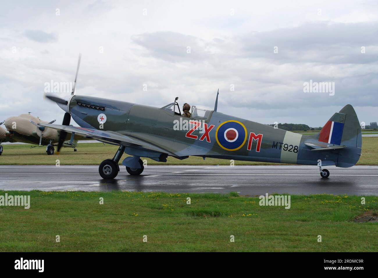 Vickers Supermarine, Spitfire Mk VIIIc, MT928, ZX-M, D-FEUR, G-BKMI, Fliegende Legenden, Kirche Fenton. Stockfoto