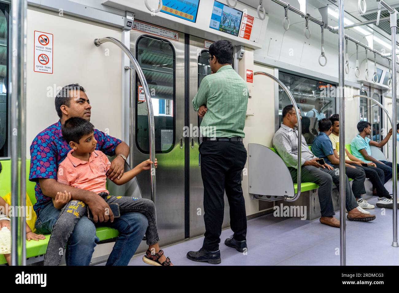 19. Juli 2023, Dhaka, Dhaka, Bangladesch: Die Dhaka Metro Rail ist ein Schnelltransportsystem, das Dhaka, die Hauptstadt von Bangladesch, bedient. Sie steht im Eigentum und wird von der Dhaka Mass Transit Company Limited betrieben. Zusammen mit dem vorgeschlagenen U-Bahn-System dürfte es die Verkehrsüberlastung in der Stadt verringern. Es ist Teil des strategischen Verkehrsplans, den die Dhaka Transport Coordination Authority skizziert hat.Bangladesch ist das Drittland in Südasien, das eine U-Bahn-Verbindung betreibt - ein später Einstieg in das teure und komplizierte Projekt im Vergleich zum benachbarten Indien, das seine erste U-Bahn-Linie erhielt Stockfoto