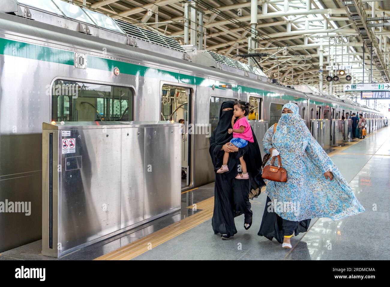 19. Juli 2023, Dhaka, Dhaka, Bangladesch: Die Dhaka Metro Rail ist ein Schnelltransportsystem, das Dhaka, die Hauptstadt von Bangladesch, bedient. Sie steht im Eigentum und wird von der Dhaka Mass Transit Company Limited betrieben. Zusammen mit dem vorgeschlagenen U-Bahn-System dürfte es die Verkehrsüberlastung in der Stadt verringern. Es ist Teil des strategischen Verkehrsplans, den die Dhaka Transport Coordination Authority skizziert hat.Bangladesch ist das Drittland in Südasien, das eine U-Bahn-Verbindung betreibt - ein später Einstieg in das teure und komplizierte Projekt im Vergleich zum benachbarten Indien, das seine erste U-Bahn-Linie erhielt Stockfoto