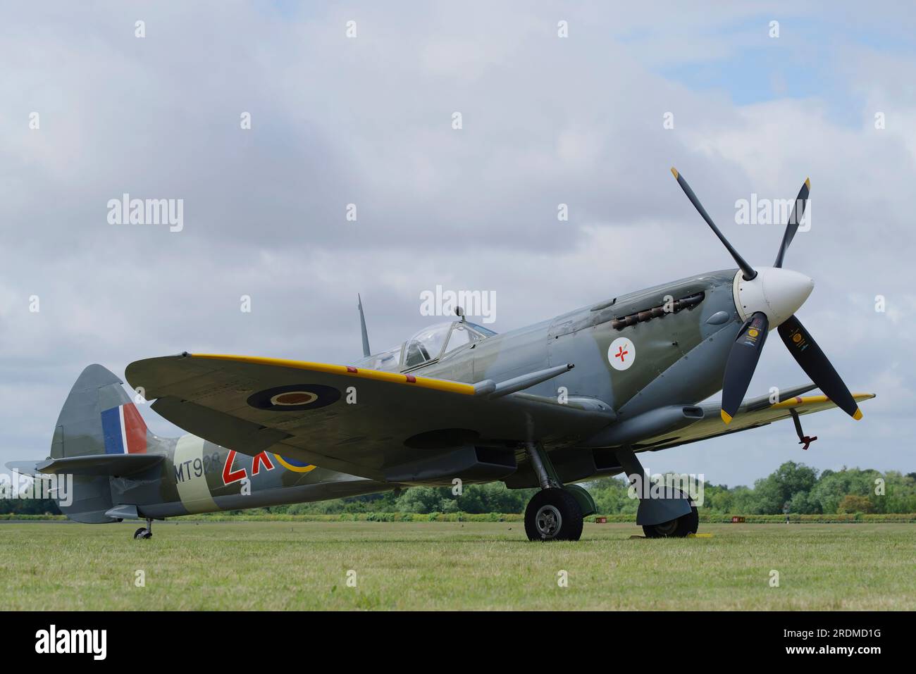 Vickers Supermarine, Spitfire Mk VIIIc, MT928, ZX-M, D-FEUR, G-BKMI, Fliegende Legenden, Kirche Fenton. Stockfoto