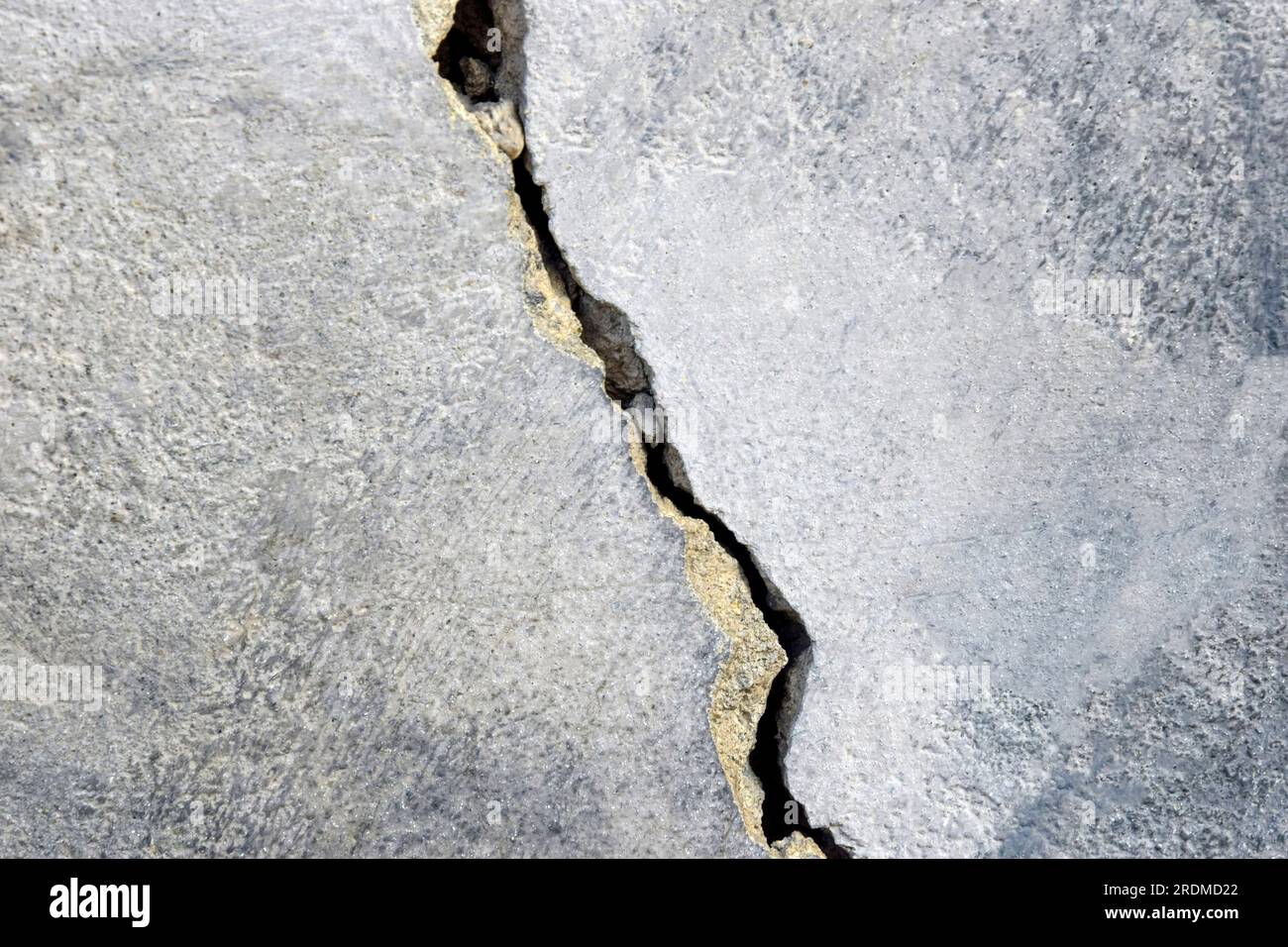 Großer Riss an der alten Putzwand. Langer Wicklungsriss in der Oberfläche eines alten Gebäudes. Speicherplatz kopieren. Selektiver Fokus. Stockfoto Großer Riss an der alten Putzwand. Langer Wicklungsriss in der Oberfläche eines alten Gebäudes. Speicherplatz kopieren. Selektiver Fokus. Stockfoto
