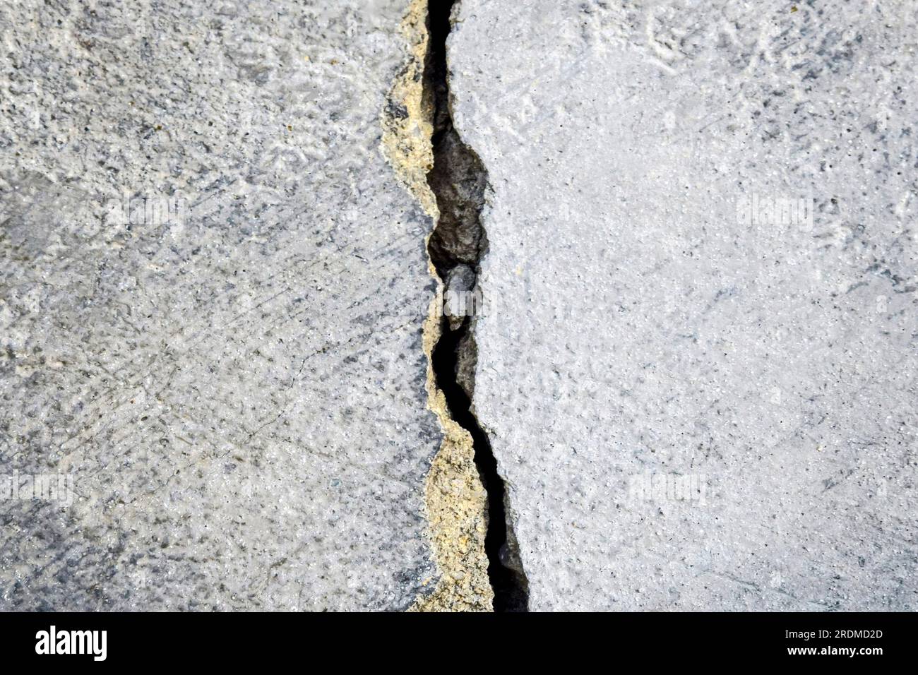 Großer Riss an der alten Putzwand. Vertikale Wicklungsrisse in der Oberfläche eines alten Gebäudes. Speicherplatz kopieren. Selektiver Fokus. Stockfoto Großer Riss an der alten Putzwand. Vertikale Wicklungsrisse in der Oberfläche eines alten Gebäudes. Speicherplatz kopieren. Selektiver Fokus. Stockfoto