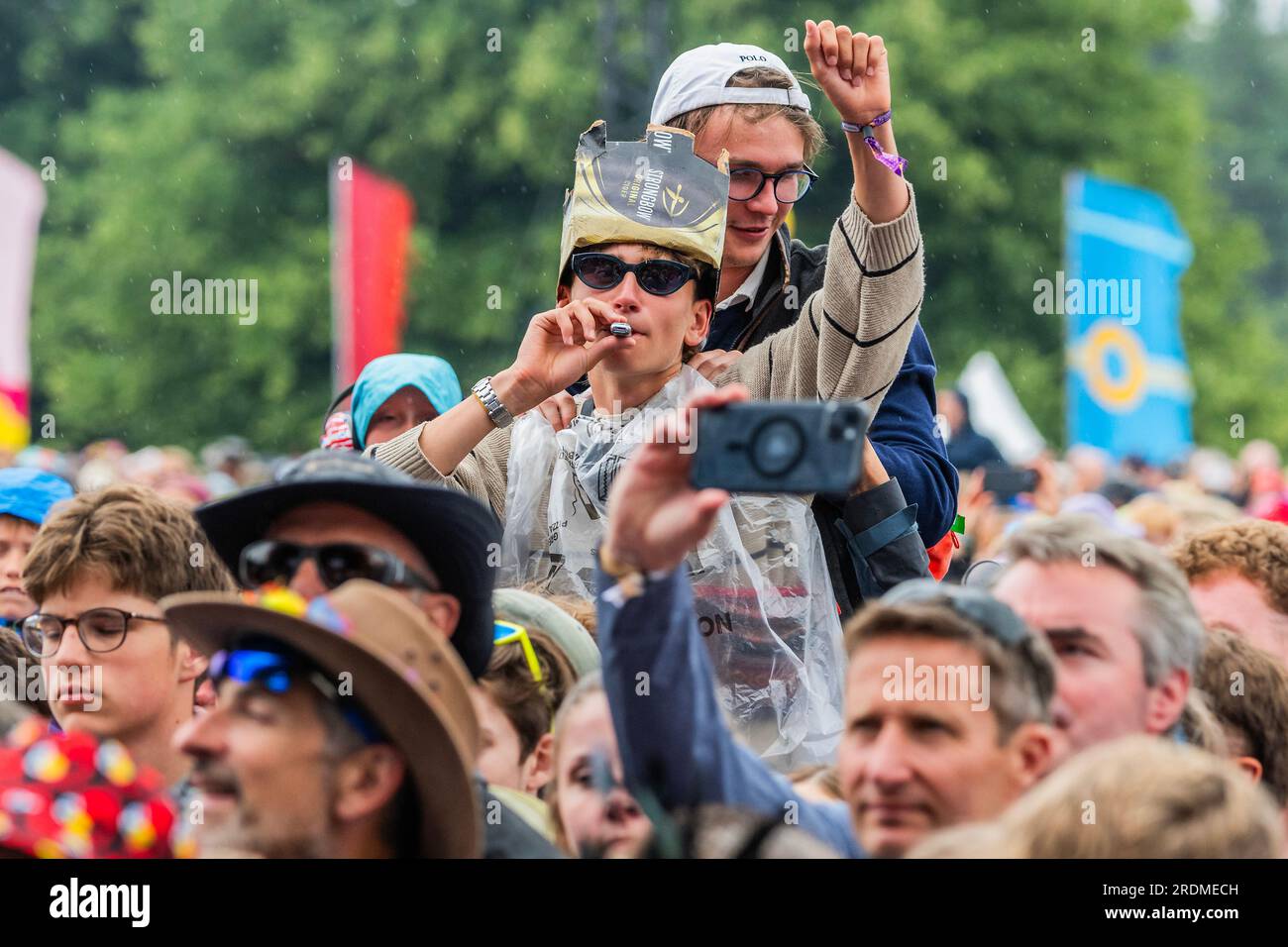 Henham Park, Suffolk, Großbritannien. 22. Juli 2023. Junge Leute hängen auf den Schultern ihrer Freunde - die Lightning Seeds spielen den Obelisk Arean für eine große Menge aller Altersgruppen - das Latitude Festival 2023, Henham Park. Kredit: Guy Bell/Alamy Live News Stockfoto