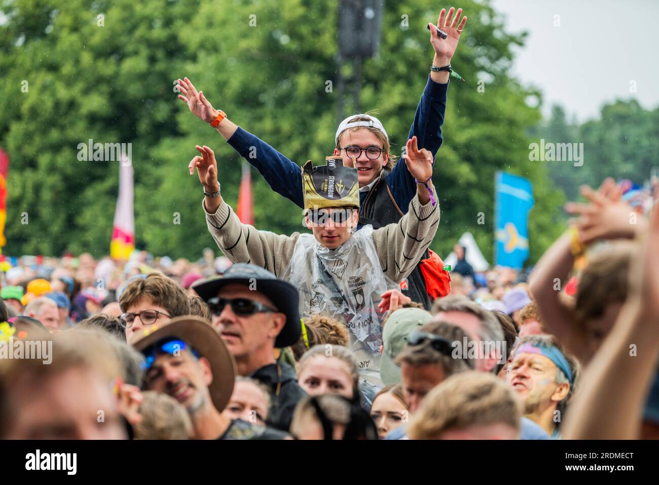 Henham Park, Suffolk, Großbritannien. 22. Juli 2023. Junge Leute hängen auf den Schultern ihrer Freunde - die Lightning Seeds spielen den Obelisk Arean für eine große Menge aller Altersgruppen - das Latitude Festival 2023, Henham Park. Kredit: Guy Bell/Alamy Live News Stockfoto