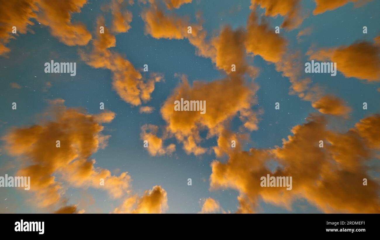 goldene Wolken am Sternenhimmel am Morgen oder Abend. Wolkiger Himmel. Wunderschöne Wolkenlandschaft Stockfoto goldene Wolken am Sternenhimmel am Morgen oder Abend. Wolkiger Himmel. Wunderschöne Wolkenlandschaft Stockfoto